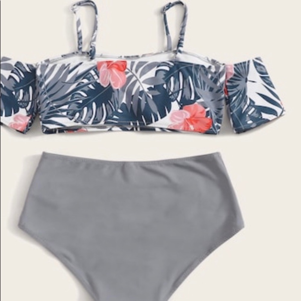 Tropical short sleeve top with ruched bottom - Picture 2 of 2